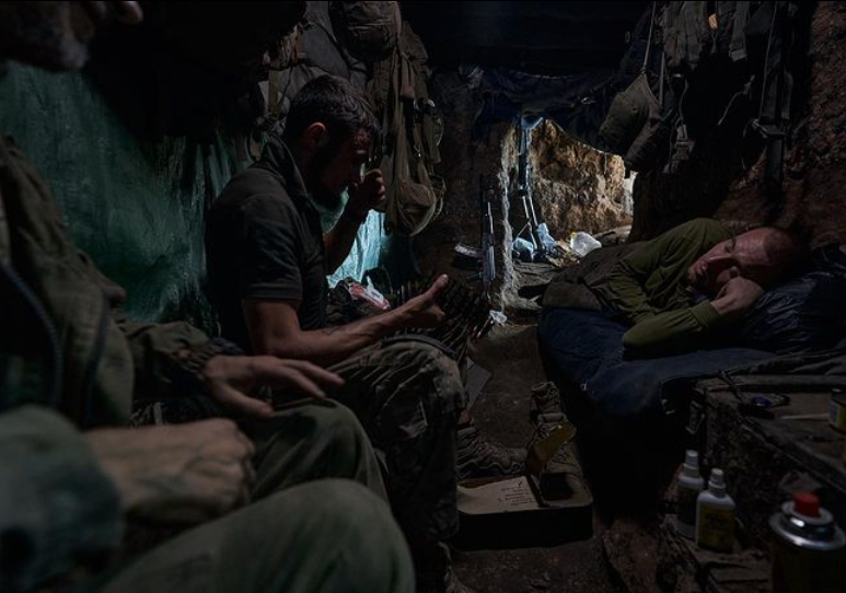 "Шлях смерті". Військові фотографи показали, як працює наша розвідка: потужні кадри